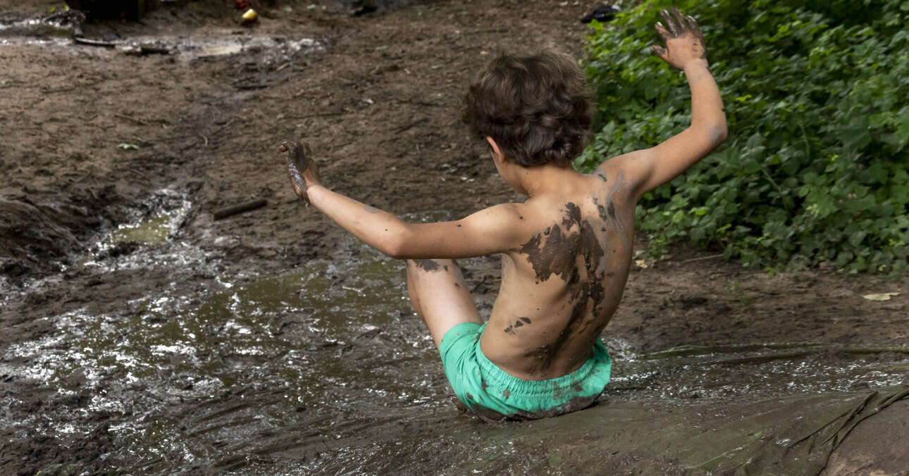 More than 320 locations in Zuid-Holland join ModderDag on 29 June, giving children space to play freely with mud, sand and water.